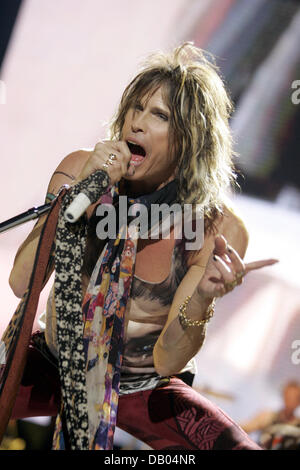 Steven Tyler d'Aerosmith effectue pendant le show à Cologne, Allemagne, 28 juin 2007. C'était le dernier des quatre shows en Allemagne qui n'a pas été visité par le hard rock US anciens combattants en huit ans. Photo : Joerg Carstensen Banque D'Images