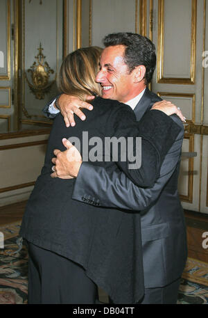 Le chanteur Joe Dassin (L) embrassades avec le président français Nicolas Sarkozy (R) après avoir été reçu Officier de la Légion d'honneur à l'Elysée à Paris, France, 28 juin 2007. Photo : Niviere-Villard Banque D'Images