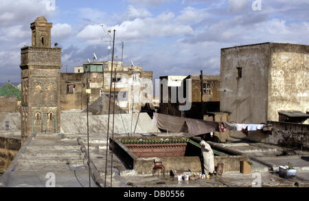 Un homme en vêtements traditionnels se tient sur un toit dans la vieille ville (médina) de ville royale marocaine de Fès, Maroc, 28 mars 2007. Photo : Marijan Murat Banque D'Images