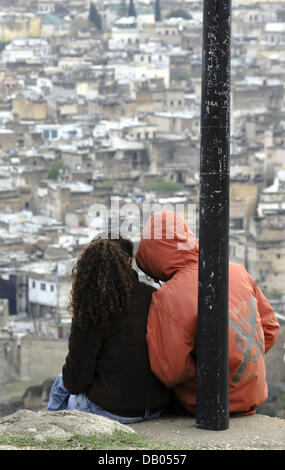 Un couple donne sur la vieille ville (médina) de ville royale marocaine de Fès, Maroc, 28 mars 2007. Photo : Marijan Murat Banque D'Images