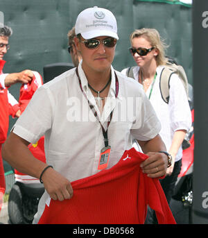 L'ancien champion de Formule 1 Michael Schumacher arrive au circuit de Nevers Magny-Cours près de Nevers, France, 30 juin 2007. 2007 La formule un Grand Prix de France aura lieu le 01 juillet. Photo : Carmen Jaspersen Banque D'Images