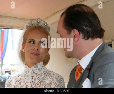 Le couple marié Alexander, Prince de Schaumbourg-lippe, et Nadja Anna, princesse de Schaumbourg-lippe, illustrés dans un transport après leur mariage à l'église à Rinteln, Allemagne, 30 juin 2007. Les politiciens, les royals et des célébrités ont été parmi les 750 invités. Photo : Albert Nieboer (Pays-Bas) Banque D'Images