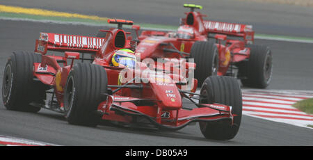 Pilote de Formule 1 brésilien Felipe Massa, de Ferrari mène la course devant son coéquipier finlandais Kimi Raikkonen à la piste de course de Magny-cours près de Nevers, France, 01 juillet 2007. Foto : Carmen Jaspersen Banque D'Images