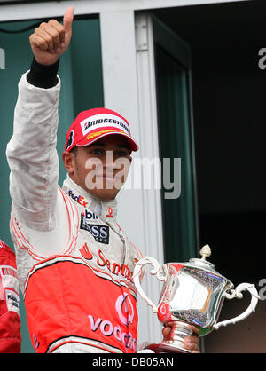 La McLaren Mercedes de Lewis Hamilton est représenté sur le podium après sa 3ème place au Grand Prix de France à Magny Cours la voie de course près de Nevers, France, 1 juillet 2007. Photo : Carmen Jaspersen Banque D'Images