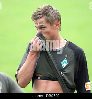 Le Werder Brême player Markus Rosenberg de Suède souffle son nez avec son maillot au cours de la première session de formation du club de Bundesliga 2007/2008 saison à Brême, Allemagne, 2 juillet 2007. L'équipe partit pour son camp de formation sur l'île de Norderney après la session, qui a comporté un test de lactate. Photo : Carmen Jaspersen Banque D'Images