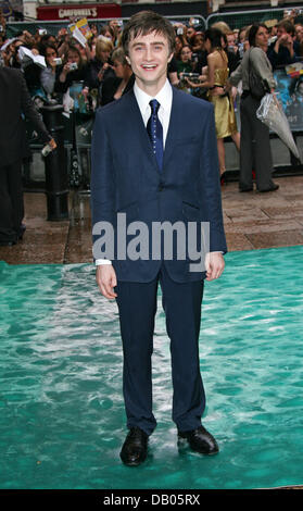 L'acteur britannique Daniel Radcliffe arrive pour le UK premiere de son film "Harry Potter et l'Ordre du Phénix' à Leicester Square à Londres, Royaume-Uni, 03 juillet 2007. Le film basé sur l'écrivain britannique Joanne K. Rowling livre populaire suite sera en salles le 12 juillet. Photo : Hubert Boesl Banque D'Images