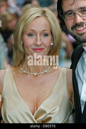 L'écrivain britannique Joanne K. Rowling (L) et son mari Neil Murray arrivent pour le Royaume-Uni première mondiale de "Harry Potter et l'Ordre du Phénix' à Leicester Square à Londres, Royaume-Uni, 03 juillet 2007. Le film basé sur Rowling livre populaire suite sera en salles le 12 juillet. Photo : Hubert Boesl Banque D'Images