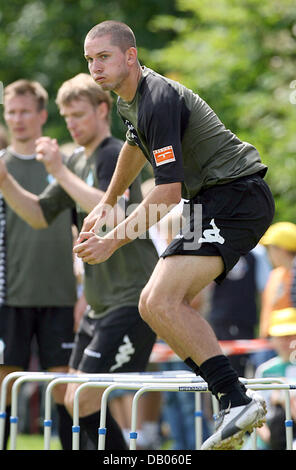 Un joueur suédois du Werder Brême, Markus Rosenberg, saute par dessus un obstacle lors d'une session de formation du club sur l'île de Norderney, Allemagne, 04 juillet 2007. Le Werder Brême se prépare pour la nouvelle saison de Bundesliga sur Norderney jusqu'au 08 juillet. Photo : Carmen Jaspersen Banque D'Images