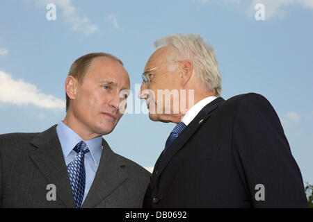 Ministre de Bavière Edmund Stoiber (R) s'entretient avec le président russe Vladimir Poutine lors de la marche vers une parade de la garde d'honneur au Kremlin, à Moscou, Russie, 04 juillet 2007. Stoiber voyages à la fois par Moscou et Saint-Pétersbourg, dans le cadre d'un voyage d'information à partir de 04 jusqu'à 06 juillet 2007. Photo : Peter Kneffel Banque D'Images