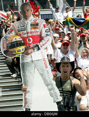 Fans de la British pilote de Formule 1 Lewis Hamilton McLaren Mercedes d'afficher une impression de grandeur de Hamilton avant la Formule Un Grand Prix de Grande-Bretagne à Silverstone, le Northamptonshire, Angleterre, dimanche 08 juillet 2007. PHOTO : JENS BUETTNER Banque D'Images