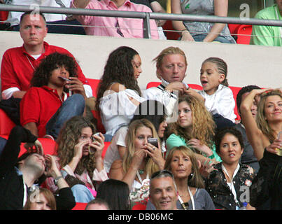 L'ancien champion de tennis allemand Boris Becker est photographié avec son amie Sharlely Kerssenberg Noé et ses fils Gabriel et Elias au concert Live Earth à Wembley Stadium à Londres, Royaume-Uni, le 07 juillet 2007. À l'concerts Live Earth, visant à faire la promotion du changement climatique, l'alltogether 150 artistes effectuées dans neuf villes, dont Sydney, Tokyo et Washington, pour Banque D'Images