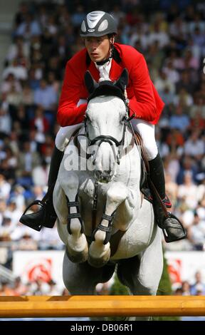 Cavalier allemand Christian Ahlmann, saute par dessus un obstacle sur Coester pendant le Grand Prix d'Aix-concours de sauts à l'Equestrian Festival Mondial de CHIO Aachen, Allemagne, 08 juillet 2007. Ahlmann a terminé troisième. Photo : Jochen Luebke Banque D'Images