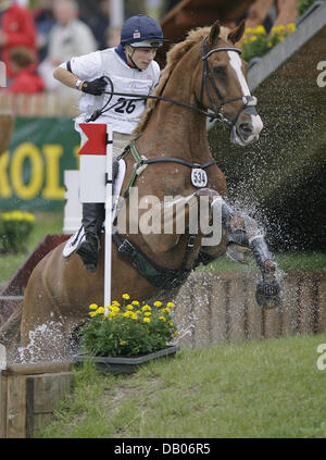 Cavalier britannique Zara Phillips saute par dessus un obstacle sur son cheval Toytown durant le concours complet lors du Festival équestre de CHIO Aachen, Allemagne, 07 juillet 2007. Phillips a terminé cinquième à la compétition individuelle. Photo : Uwe Anspach Banque D'Images