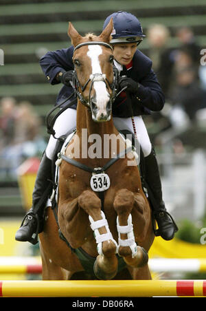 Brittish rider Zara Phillips saute par dessus un obstacle sur Toytown durant le Grand Prix d'Aix-la-Chapelle à la Compétition World Equestrian Festival CHIO à Aix-la-Chapelle, Allemagne, 06 juillet 2007. Photo : Jochen Luebke Banque D'Images