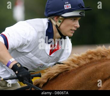 Brittish rider Zara Phillips saute par dessus un obstacle sur Toytown durant le Grand Prix d'Aix-la-Chapelle à la Compétition World Equestrian Festival CHIO à Aix-la-Chapelle, Allemagne, 07 juillet 2007. Photo : Jochen Luebke Banque D'Images