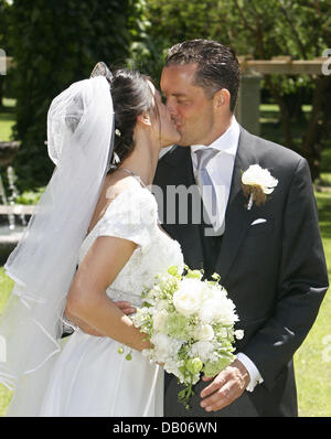 Les jeunes mariés, l'actrice Mariella Ahrens et Patrick Count Faber-Castel baiser en face du château de Stein près de Nuremberg, Allemagne, 07 juillet 2007. Photo : Daniel Karmann Banque D'Images
