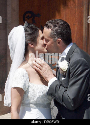 Les jeunes mariés, l'actrice Mariella Ahrens et Patrick Count Faber-Castel baiser en face du château de Stein près de Nuremberg, Allemagne, 07 juillet 2007. Photo : Daniel Karmann Banque D'Images
