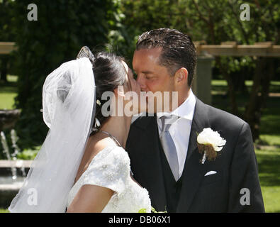 Les jeunes mariés, l'actrice Mariella Ahrens et Patrick Count Faber-Castel baiser en face du château de Stein près de Nuremberg, Allemagne, 07 juillet 2007. Photo : Daniel Karmann Banque D'Images