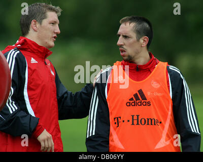 Bayern Munich Franck Ribery joueurs (R) de la France et de Sebastian Schweinsteiger parler les uns avec les autres au camp de formation du club de football de la Bundesliga à Donaueschingen, Allemagne, 09 juillet 2007. Photo : Patrick Seeger Banque D'Images