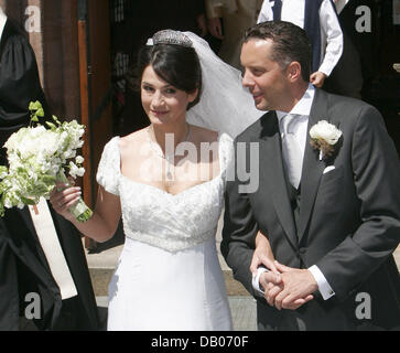 Les jeunes mariés, l'actrice Mariella Ahrens et Patrick Count Faber-Castel, laissez le dans l'église de Martin Luther Stein près de Nuremberg, Allemagne, 07 juillet 2007. Photo : Daniel Karmann Banque D'Images