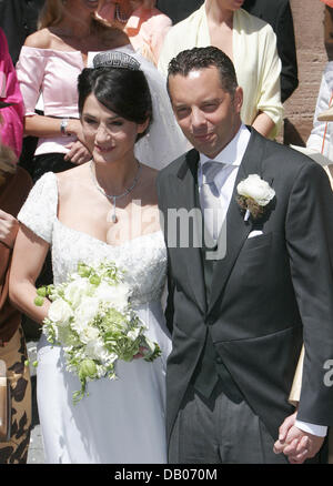 Les jeunes mariés, l'actrice Mariella Ahrens et Patrick Count Faber-Castel, laissez le dans l'église de Martin Luther Stein près de Nuremberg, Allemagne, 07 juillet 2007. Photo : Daniel Karmann Banque D'Images
