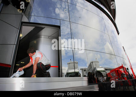 Le personnel des aspirateurs McLaren Mercedes l'entrée de l'équipe de neuf camping sur le circuit de Silverstone Silverstone en Angleterre, Royaume-Uni, 05 juillet 2007. Photo : Jens Buettner Banque D'Images