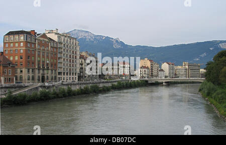 La photo montre une vue d'un pont de la rivière de l'Isère à Grenoble, France, 14 septembre 2006. Photo : Thomas Muncke Banque D'Images