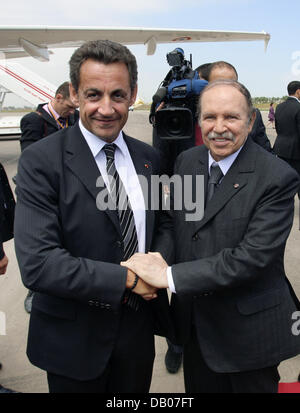 Le Président algérien Abdelaziz Bouteflika (R) accueille son homologue français Nicolas Sarkozy (G) à son arrivée à l'aéroport d'Alger, Algérie, 10 juillet 2007. Photo : Kovarik/Piscine Banque D'Images