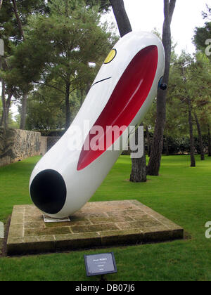 La photo montre Joan Miro's sculpture 'Fraul" au musée d'art moderne' 'Fondation Maeght à Saint-Paul de Vence près de Nice, France, 14 septembre 2006. Le couple Marguerite et Aimé Maeght avait créé la fondation en 1964, afin d'afficher des parties de leur art collection. En collaboration avec des artistes de renom, tels que Joan Miro, Georges Braque et Henri Matisse, arc Catalan Banque D'Images