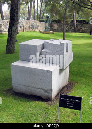 La photo montre la sculpture 'Iru Burni' du sculpteur espagnol Eduardo Chillida au musée d'art moderne' 'Fondation Maeght à Saint-Paul de Vence près de Nice, France, 14 septembre 2006. Le couple Marguerite et Aimé Maeght avait créé la fondation en 1964, afin d'afficher des parties de leur art collection. En collaboration avec des artistes de renom, tels que Joan Miro, Georges Braq Banque D'Images
