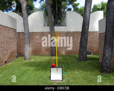 La photo montre le Joan Miro-sculpture 'femme et oiseau" au musée d'art moderne' 'Fondation Maeght à Saint-Paul de Vence près de Nice, France, 14 septembre 2006. Le couple Marguerite et Aimé Maeght avait créé la fondation en 1964, afin d'afficher des parties de leur art collection. En collaboration avec des artistes de renom, tels que Joan Miro, Georges Braque et Henri Matisse, Banque D'Images