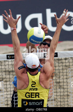 Beachvolleyball allemand dvd Christoph Dieckmann (avant) tente de bloquer une balle par nous-American Stein Metzger au cours du dernier match de groupe de la FIVB Beach Volleyball World Tour Grand Slam à Berlin, Allemagne, 13 juillet 2007. Le duo allemand Julius Brink/Christoph Dieckmann défait Mike Lambert/Stein Metzger et qualifié pour le tour de 16 ans. Photo : Rainer Jensen Banque D'Images