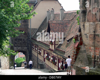 Les touristes à pied dans l'allée du Château de l'empereur (Kaiserburg) vers le centre historique de Nuremberg, en Allemagne, le 18 juin 2007. Photo : Daniel Karmann Banque D'Images