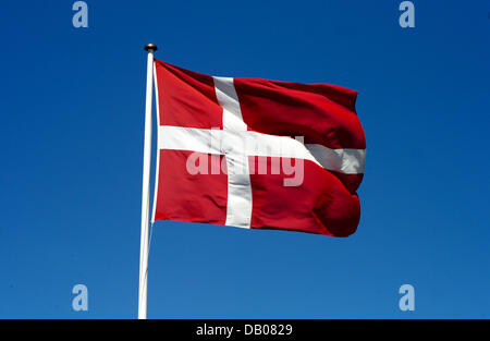 La photo montre le drapeau danois, Roskilde, Danemark, 23 mai 2007. Le drapeau de la calle aussi annebrog «' est le plus ancien drapeau de l'état dans le monde encore en usage, avec la première source incontestée datant du 14ème siècle. Selon la légende le drapeau pendant la bataille de Lyndanisse, près de Lyndanisse (Tallinn) en Estonie, le 15 juin 1219, le drapeau est tombé du ciel pendant une critica Banque D'Images