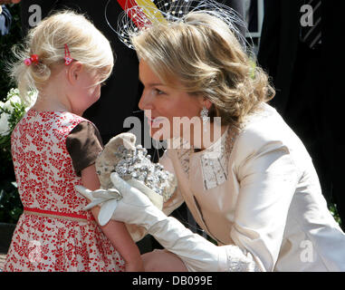 La Princesse Mathilde de Belgique parle à une fille en arrivant à assister à un Te Deum à la masse Sint Michiels et Sint Goedele (Saint Michel et Saint Gudule) Cathédrale à l'occasion de la fête nationale belge à Bruxelles, Belgique, 21 juillet 2007. Photo : RoyalPress (Pays-Bas) Banque D'Images