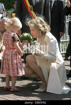 La Princesse Mathilde de Belgique parle à une fille en arrivant à assister à un Te Deum à la masse Sint Michiels et Sint Goedele (Saint Michel et Saint Gudule) Cathédrale à l'occasion de la fête nationale belge à Bruxelles, Belgique, 21 juillet 2007. Photo : RoyalPress (Pays-Bas) Banque D'Images