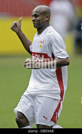 Nouvelle entrée Ewerthon (R) de Champion de la Bundesliga allemande le VfB Stuttgart illustré en action pendant la friendly entre son équipe et l'équipe de deuxième division de la Bundesliga 1er FC Kaiserslautern au 'Fritz-Walter-Stadion' dans Kaiserslautern, Allemagne, 21 juillet 2007. Photo : Ronald Wittek Banque D'Images