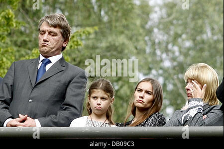 Le président ukrainien, Viktor Iouchtchenko (L), son épouse Kateryna (R) et leurs filles tenir une minute de silence lors de l'ouverture d'une exposition permanente dans le camp de concentration mémorial en Flossenbuerg, Allemagne, 22 juillet 2007. 100.000 personnes ont été emprisonnées, dont le père de M. Iouchtchenko, 30.000 morts. Flossenbuerg est le dernier allemand KZ Memorial. Photo : Michael Dalder Banque D'Images