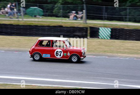 Mini Cooper d'origine rouge course sur piste de course Banque D'Images