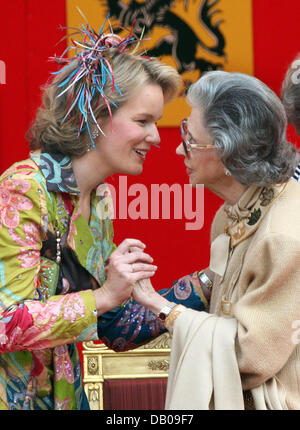 La Princesse Mathilde de Belgique (L) parle à la Reine Fabiola en face du palais royal de Bruxelles, Belgique, 21 juillet 2007. La famille royale belge célèbre la fête nationale. Photo : Albert Nieboer (Pays-Bas) Banque D'Images