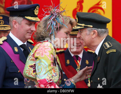 La Princesse Mathilde de Belgique (C) et son mari, le Prince Philippe de Belgique (L), parlez au roi Albert de Belgique au palais royal de Bruxelles, Belgique, 21 juillet 2007. La famille royale belge célèbre la fête nationale. Photo : Albert Nieboer (Pays-Bas) Banque D'Images