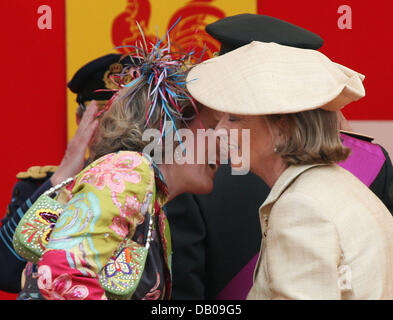 La Princesse Mathilde de Belgique (L) parle à la reine Paola de Belgique en face du palais royal de Bruxelles, Belgique, 21 juillet 2007. La famille royale belge célèbre la fête nationale. Photo : Albert Nieboer (Pays-Bas) Banque D'Images