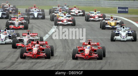 Pilote de formule 1 finlandais Kimi Raikkonen (L) de Ferrari et son coéquipier, le Brésilien Felipe Massa, en tête après le début de la Formule Un Grand Prix de l'Europe à la Nurburgring circuit dans le Nurburg, Allemagne, 22 juillet 2007. Photo : CARMEN JASPERSEN Banque D'Images