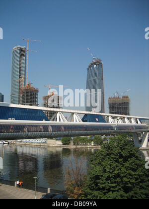 La photo montre un pont sur la rivière menant à Moscou le plus grand site de construction, 'Moscow City' avec de nombreuses habitations dans la région de Moscou, Russie, juillet 2007. Le noyau de la nouvelle est le 'Federazija' high rise (2-R) dessiné par archtiects chweger allemand "und Tchoban'. Coûts : 390 millions d'euros, hauteur : 340m. Il sera le plus élevé d'Europe immeuble de bureaux. La populat Moscou Banque D'Images