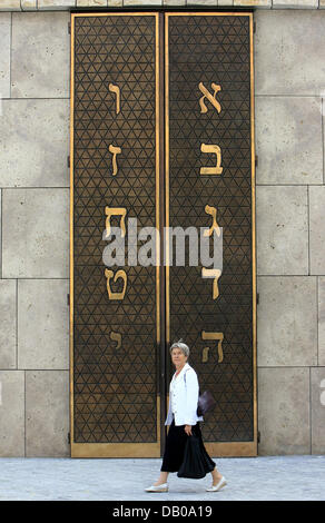 Une femme passe devant l'entrée principale de la nouvelle synagogue à St.-Jacobs-Square à Munich, Allemagne, 24 juillet 2007. La maison de culte juif nommé "Ohel Jakob" (en hébreu : tente de Jacob) a été inauguré le 09 novembre 2006. Photo : Peter Kneffel Banque D'Images