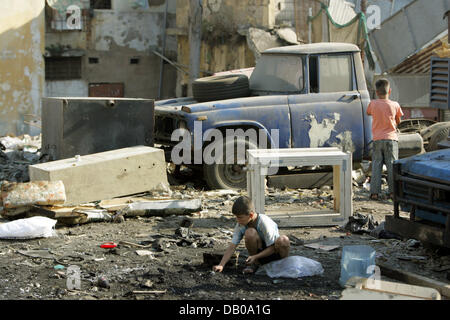 Deux garçons rechercher des objets utilisables au milieu de débris dans le camp de réfugiés palestiniens de Chatila à Beyrouth, Liban, le 19 juillet 2007. Photo : Rainer Jensen Banque D'Images