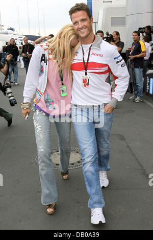 Le pilote allemand Ralf Schumacher pilote de Toyota et son épouse Cora sont illustrés au Nurburgring en Allemagne, le circuit de Nurburg, 21 juillet 2007. Le Grand Prix de Formule 1 de l'Europe a eu lieu le 22 juillet. Photo : Jens Buettner Banque D'Images