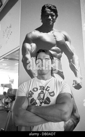 (Dpa) acteur autrichien Arnold Schwarzenegger, célèbre pour avec des films comme 'Conan le barbare' ou 'Terminator' Trilogy, pose avec une affiche de lui comme un bodybuilder à Munich, Allemagne, 10 mars 1985. Schwarzenegger a visité son ancien entraîneur Albert Busek dans son centre de formation. Ensemble, ils ont écrit l'histoire de culturisme de 1966 sur "l'entraîneur lorsque Busek Arnie' pour devenir le yo Banque D'Images