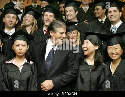 Président directeur général de Deutsche Bank, Josef Ackermann (2e à partir de L) est représenté à l'obtention du diplôme de nombreux Leipzig (HHL), Graduate School of Management de l'hôtel "The Westin' à Leipzig, Allemagne, 28 juillet 2007. 95 étudiants de 16 pays ont participé à la cérémonie de remise des diplômes dans la même journée. L'école qui célébrera son 110e anniversaire l'année prochaine est l'un des plus anciens au monde busi Banque D'Images