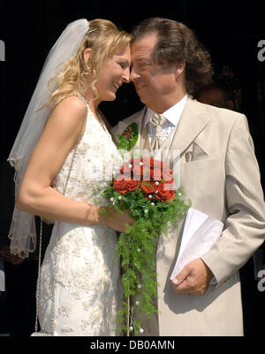 Singer Chris Andrews embrasse sa nouvelle épouse Alexandra Andrews peu après leur mariage religieux à Luenen près de Dortmund, Allemagne, 29 juillet 2007. Photo : AFP Banque D'Images